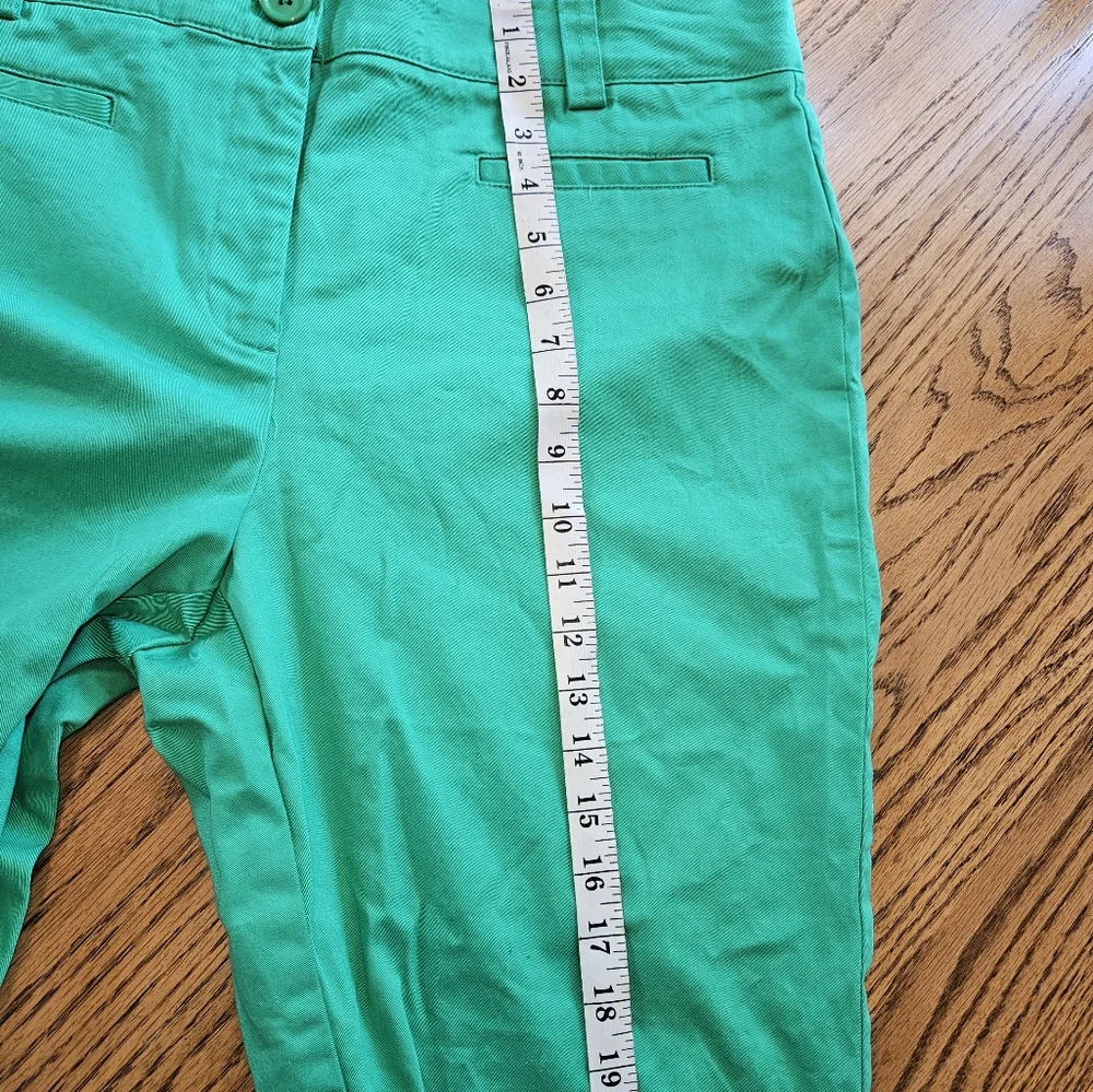 Counterparts 16 petite green capris. - Picture 8 of 9